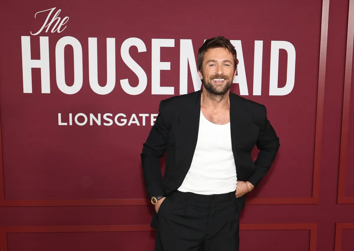 Brandon Sklenar Los Angelesben, a The Housemaid thriller premierén.