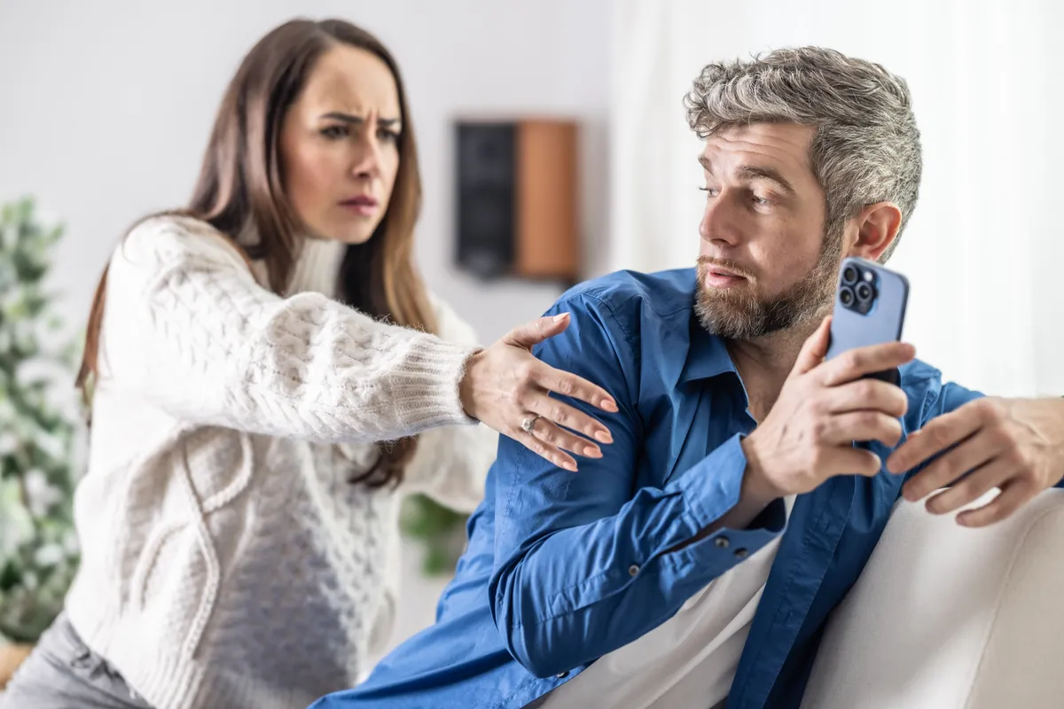 Egy nő kéri a párja telefonját, mert attól fél, hogy a férfi megcsalja.