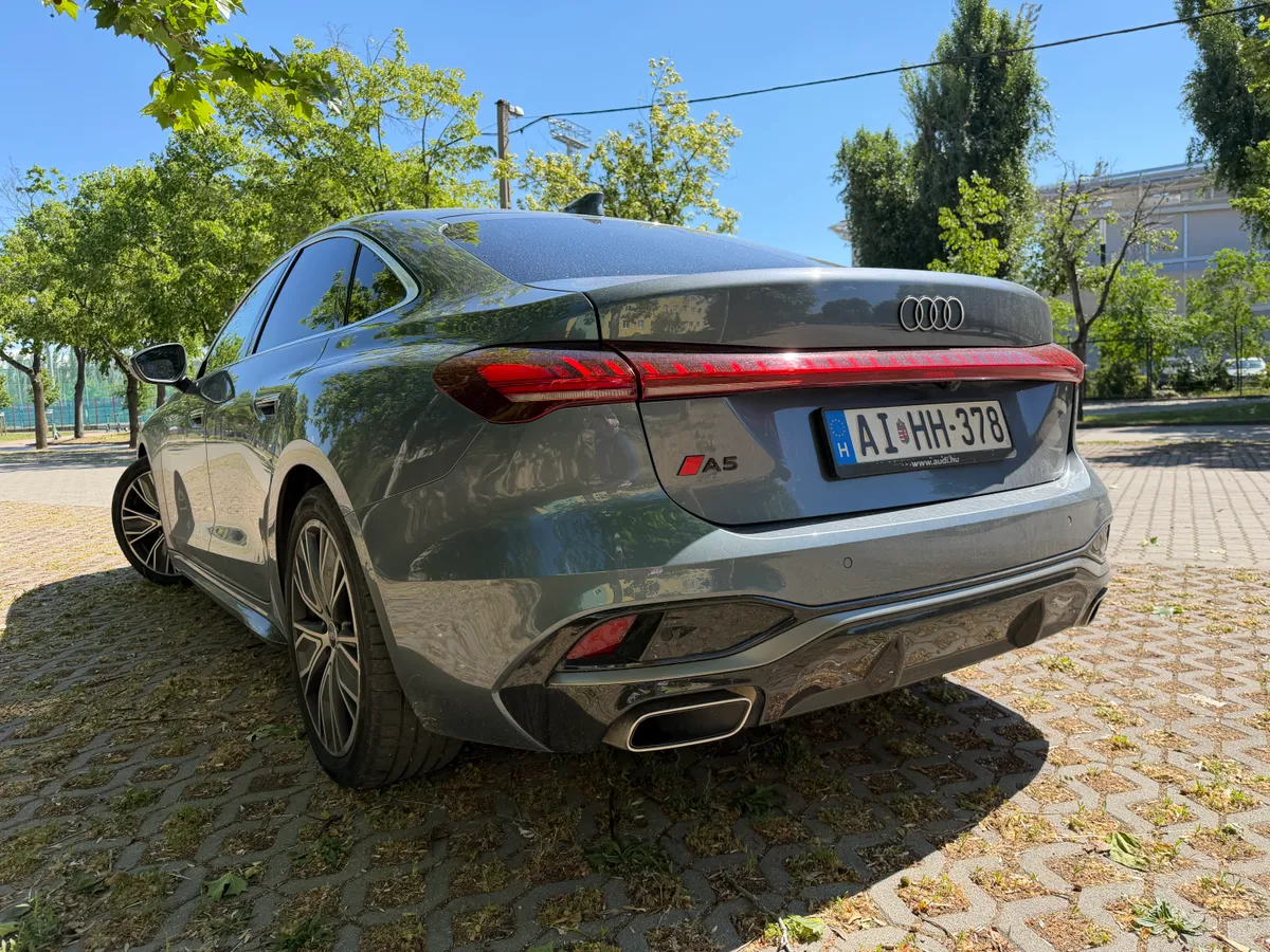 Egy kép az Audi A5 modell hátsó részéről.