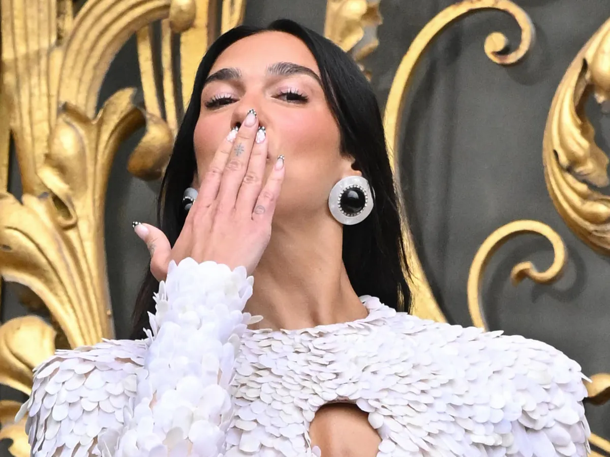 körömtrend dua lipa