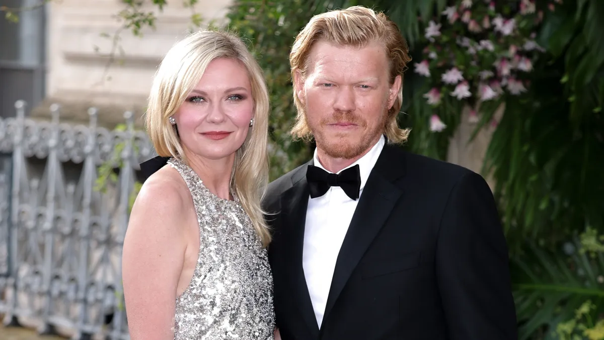 Kirsten Dunst és férje pózolnak egy fotón, sztárpárok