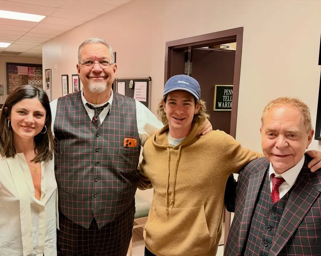 Andrew Garfield szőke hajjal, bal szélén a színész barátnője, Monica Barbaro