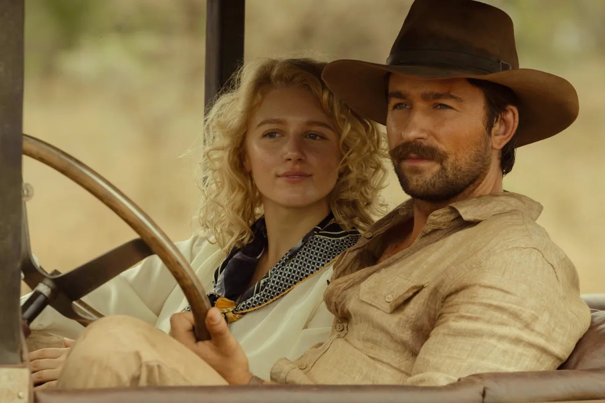 Julia Schlaepfer és and Brandon Sklenar mint Spencer Dutton az 1923 című Yellowstone-sorozatelőzményben.
