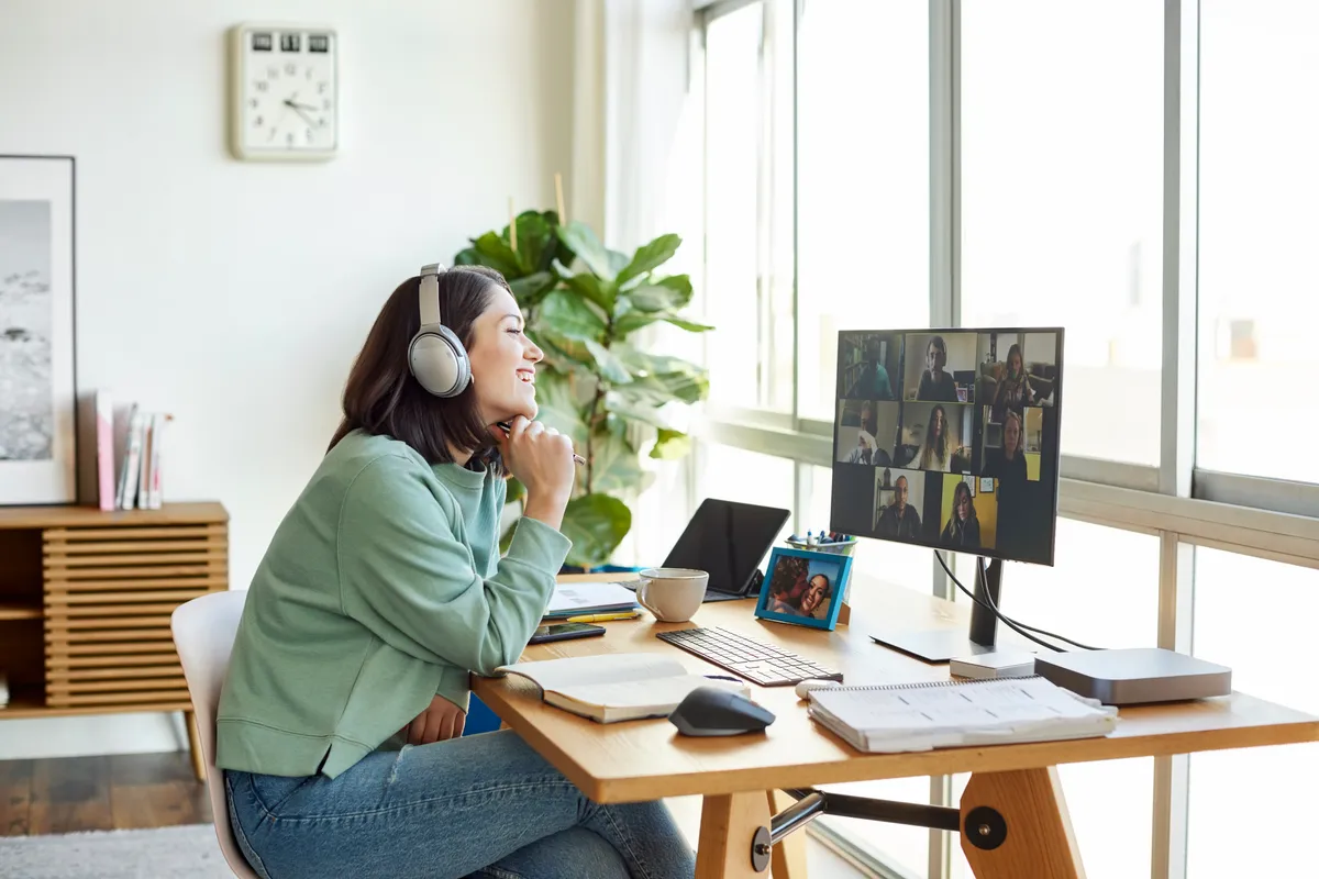 Egy Z-generációs nő home office-ban értekezleten vesz részt.