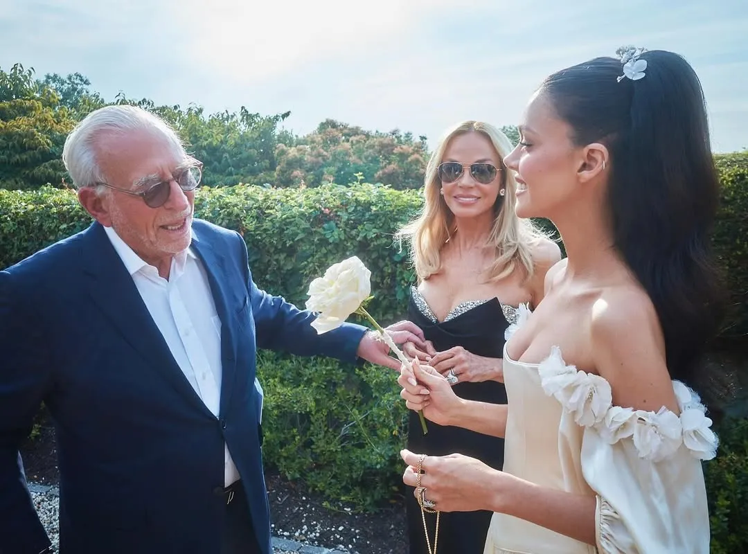 Nicola Peltz és szülei - A kép a fiatal pár második esküvőjén készült, amire Beckhamék nem voltak hivatalosak