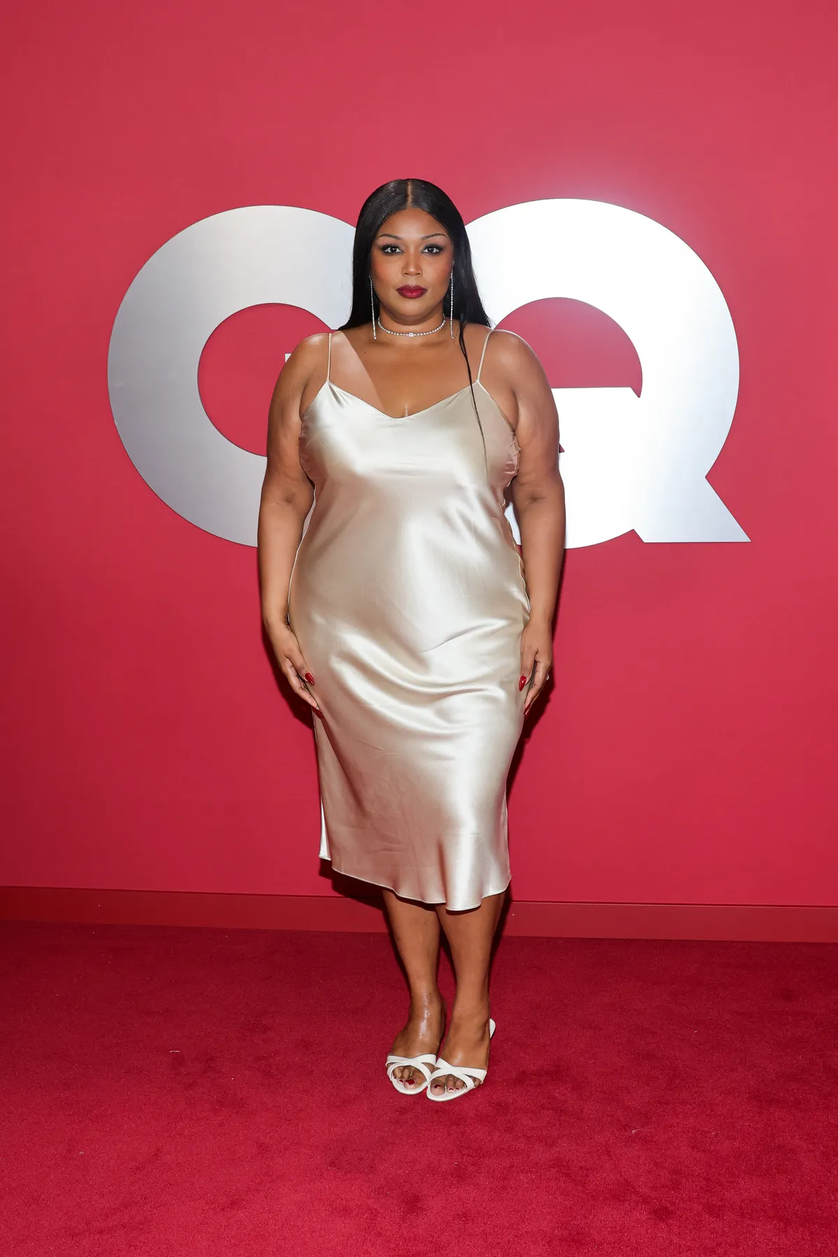 Lizzo GQ Men of the year vörös szőnyeges ruhája. 