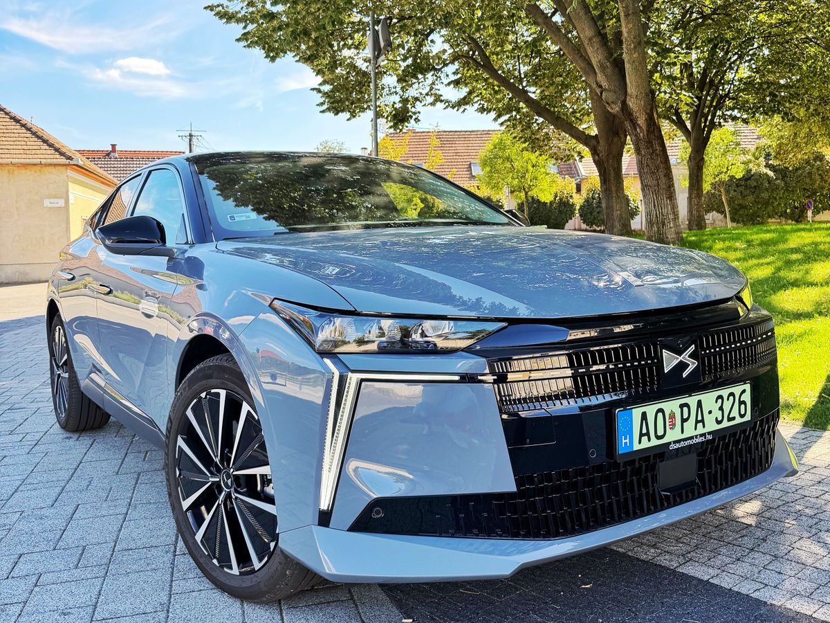 DS N°4 E-TENSE Jules Verne elektromos autó, amelynek látványos első hűtőrácsa és LED-fényszórói is jól láthatók.