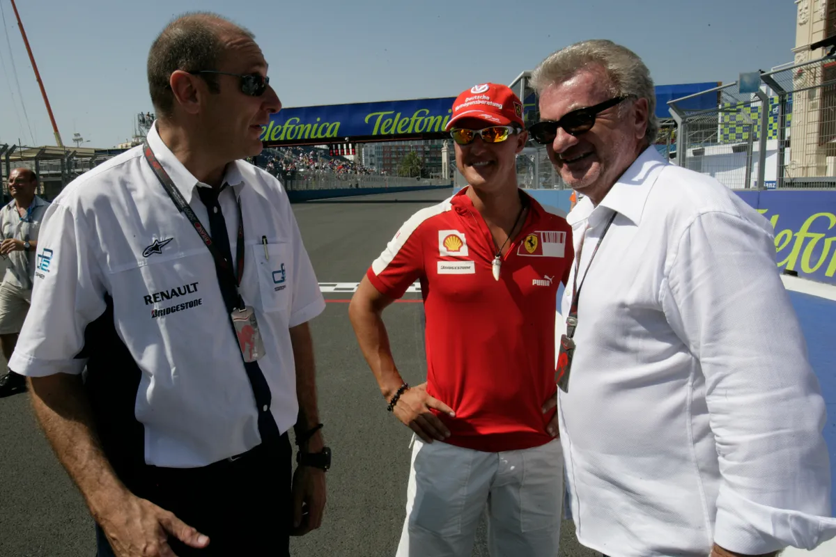Középen Michael Schumacher, a bal oldalon Willi Weber