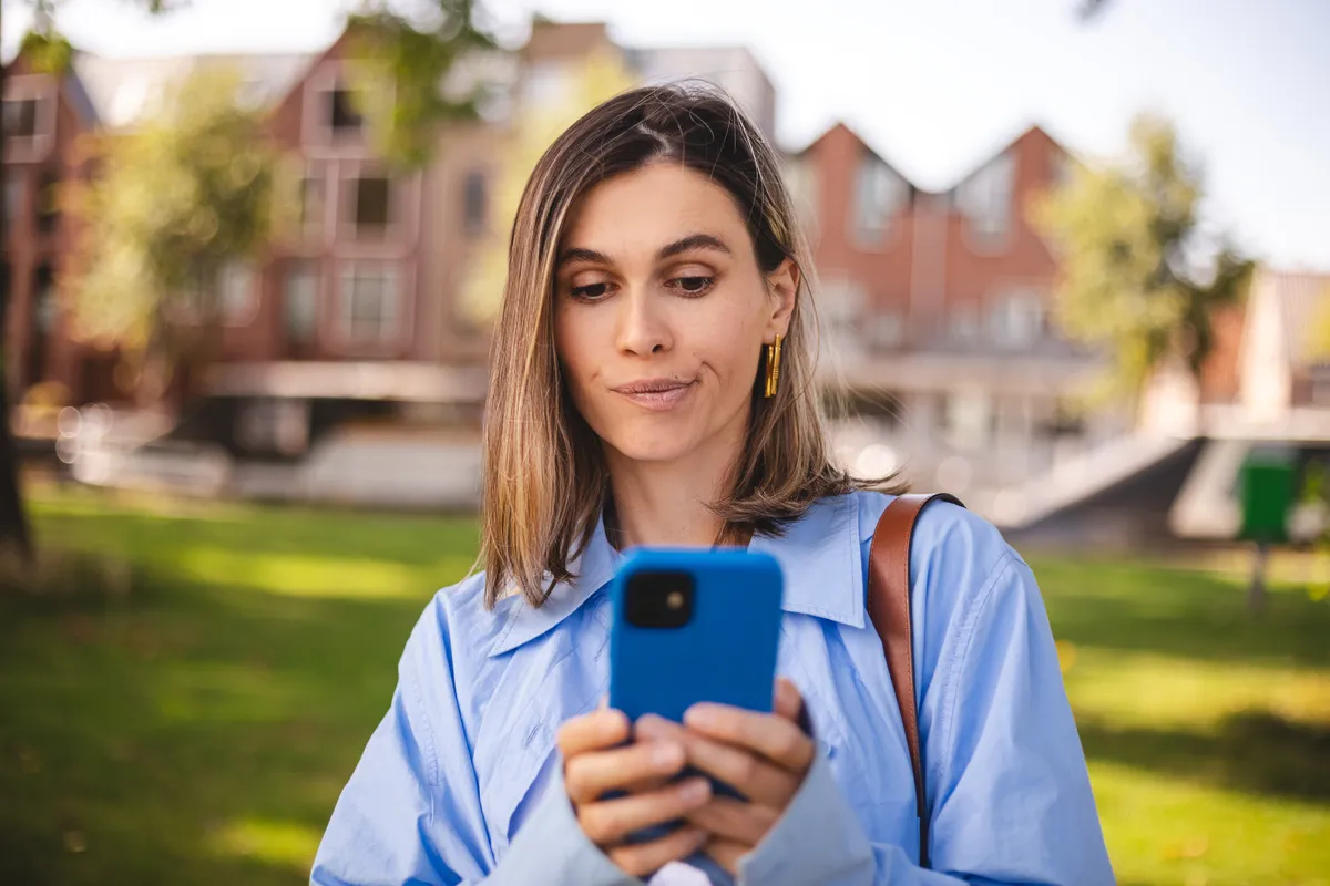 Fiatal nő IQ-tesztet tölt ki a telefonján