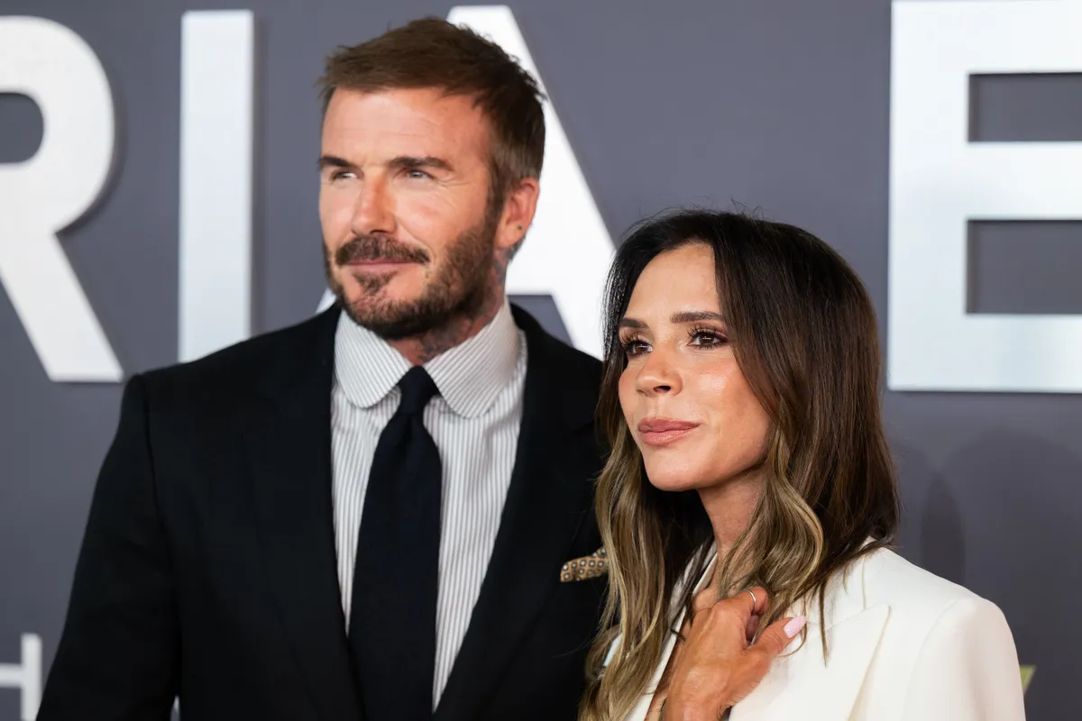 Victoria Beckham és David Beckham LONDON, ENGLAND - OCTOBER 08: Victoria Beckham and David Beckham attend the "Victoria Beckham" World Premiere at the Curzon Mayfair on October 08, 2025 in London, England. (Photo by Samir Hussein/WireImage)