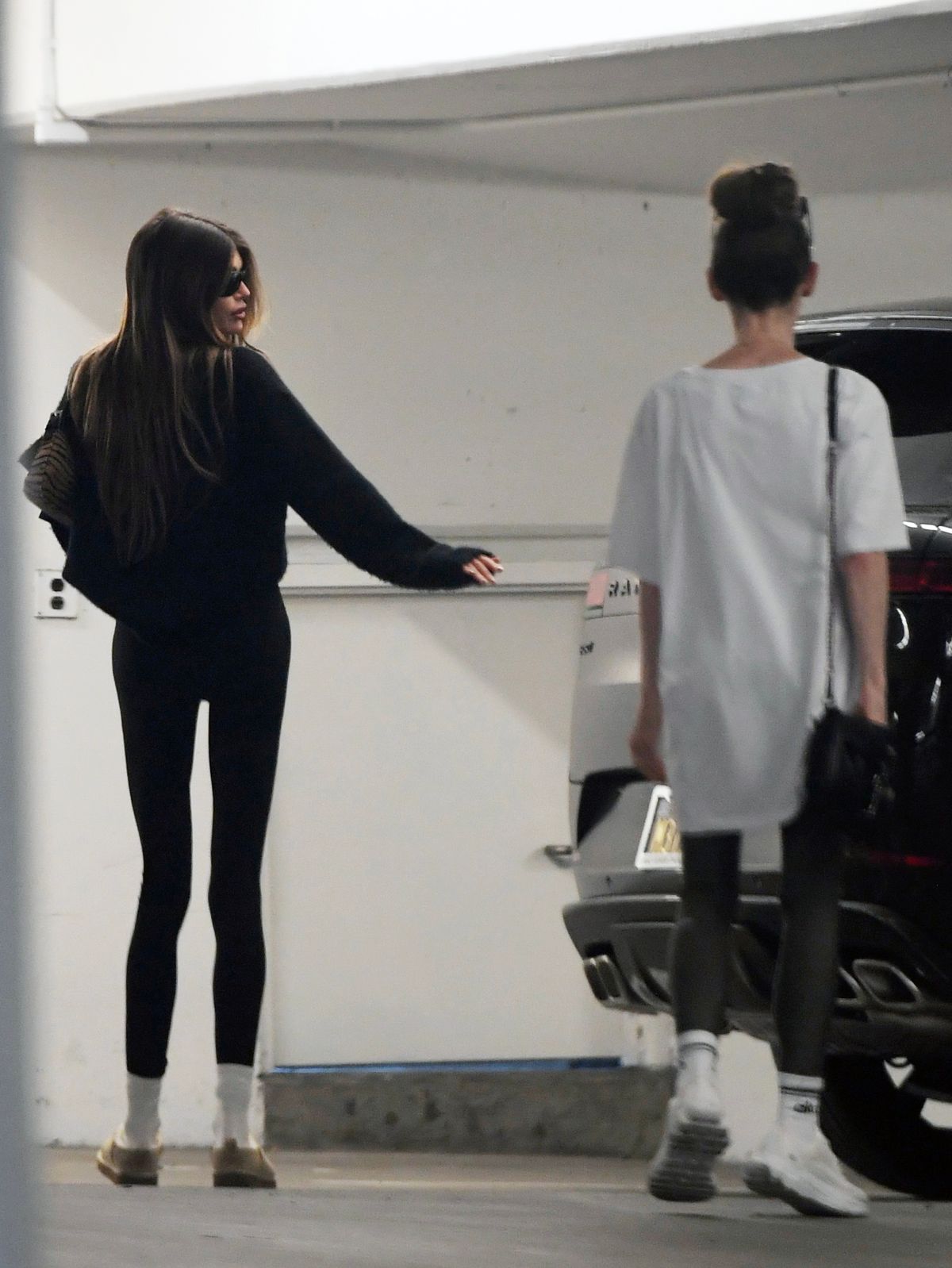 Kaia Gerber és egy barátja távoznak egy edzőteremből: a modell most először mozdult ki testvére, Presley Gerber halála óta.