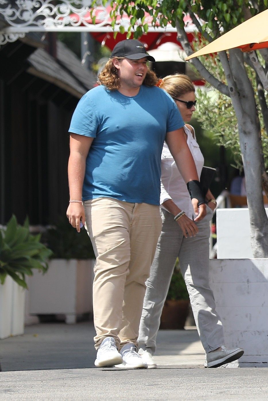 Brentwood, CA - Katherine Schwarzenegger enjoys lunch with Brother Christopher Schwarzenegger and Mom Maria Shriver at Harvest Cafe in Brentwood. The family was all smiles as they were all spotted exiting the restaurant to head to the car.'
BACKGRID USA 7 AUGUST 2019,Image: 463216631, License: Rights-managed, Restrictions: , Model Release: no, Pictured: Katherine Schwarzenegger, Maria Shriver, Christopher Schwarzenegger,