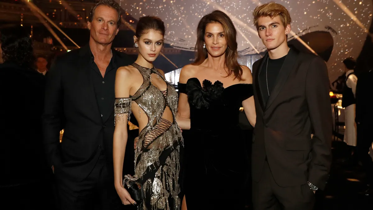Rande Gerber, Kaia Gerber, Cindy Crawford és Presley Gerber részt vesz a The Fashion Awards 2018-on