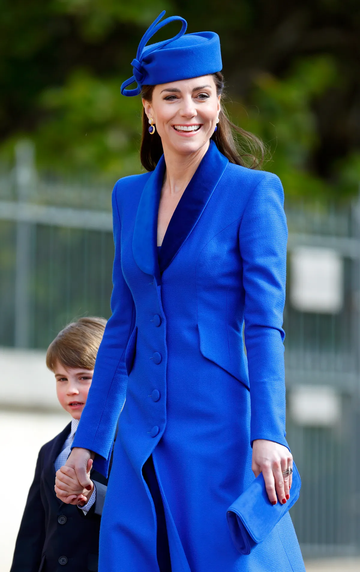 Katalin hercegné piros körmökkel