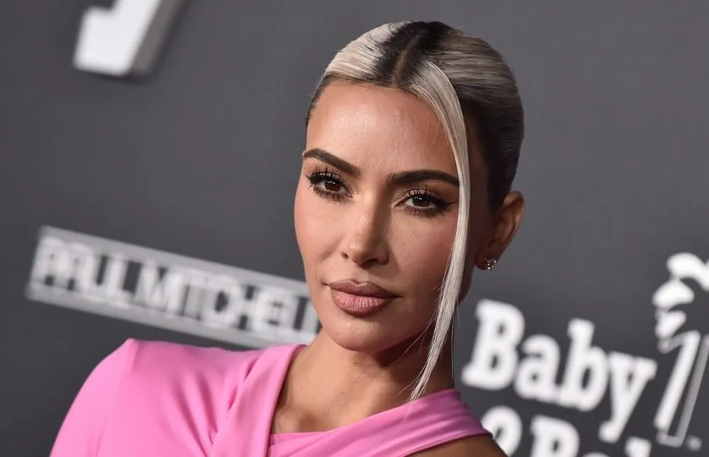 92i smink LOS ANGELES - NOV 12: Kim Kardashian arrives for Baby2Baby Annual Gala on November 12, 2022 in West Hollywood, CA