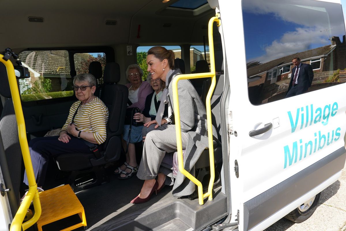 Katalin hercegné a helyiekkel együtt buszozott