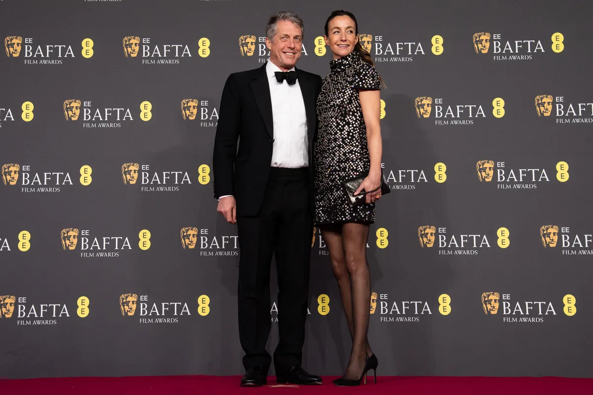 Hugh Grant és felesége a 2025-ös BAFTA-gálán