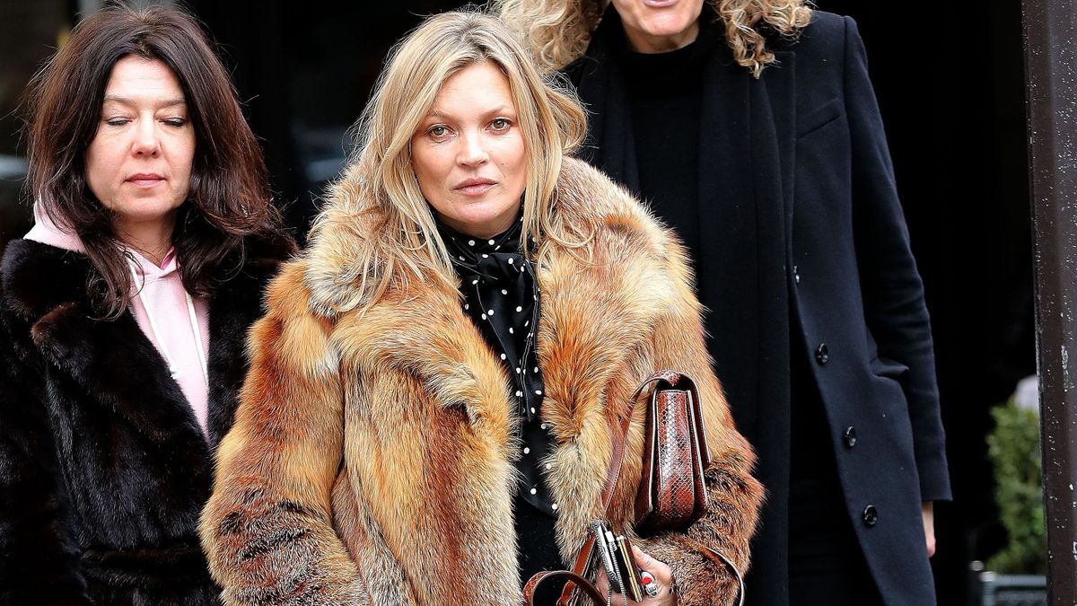 Kate Moss már a 90'es évektől visel szőrmekabátokat, ami őszi kollekciójának egyik alapdarabja.