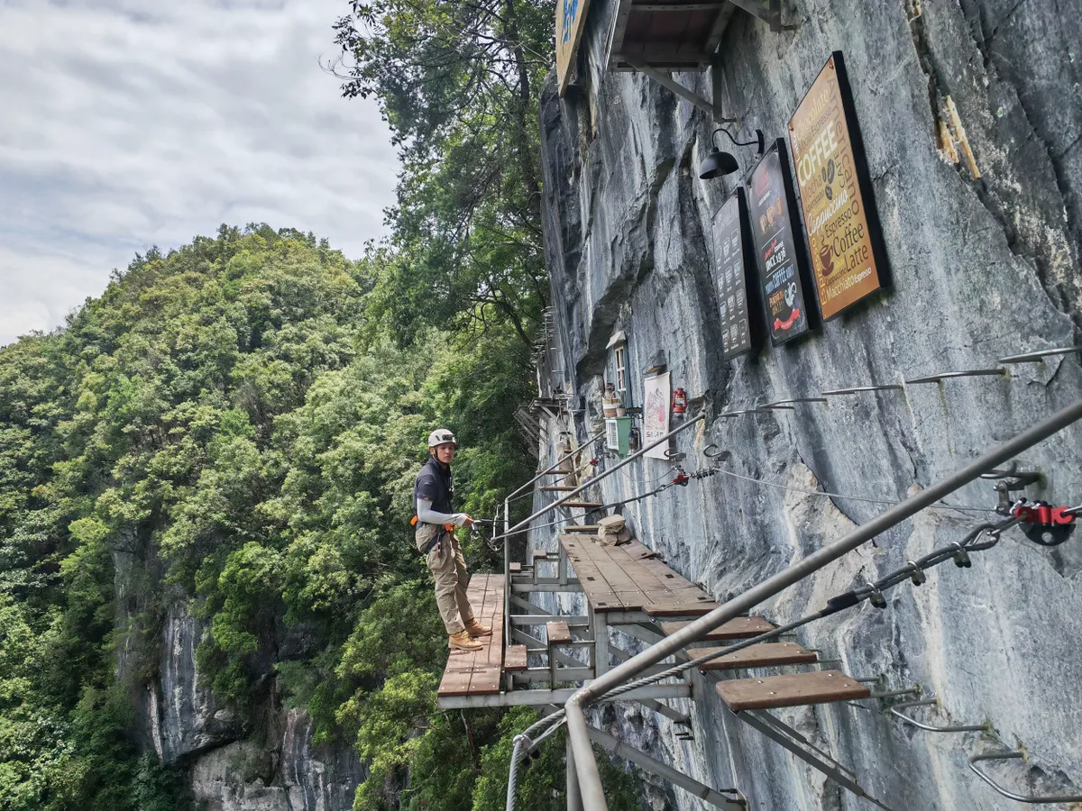 a világ legveszélyesebb helyei: Gushi Cliff Coffee kávézó