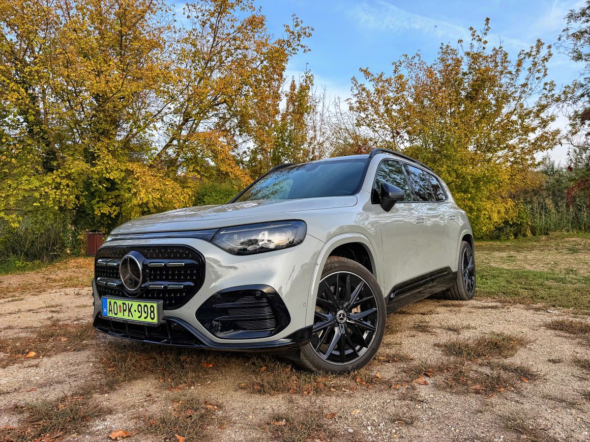 Szürke Mercedes-Benz GLB 250+ EQ AMG Line elektromos SUV elölről, fekete könnyűfém felnikkel.