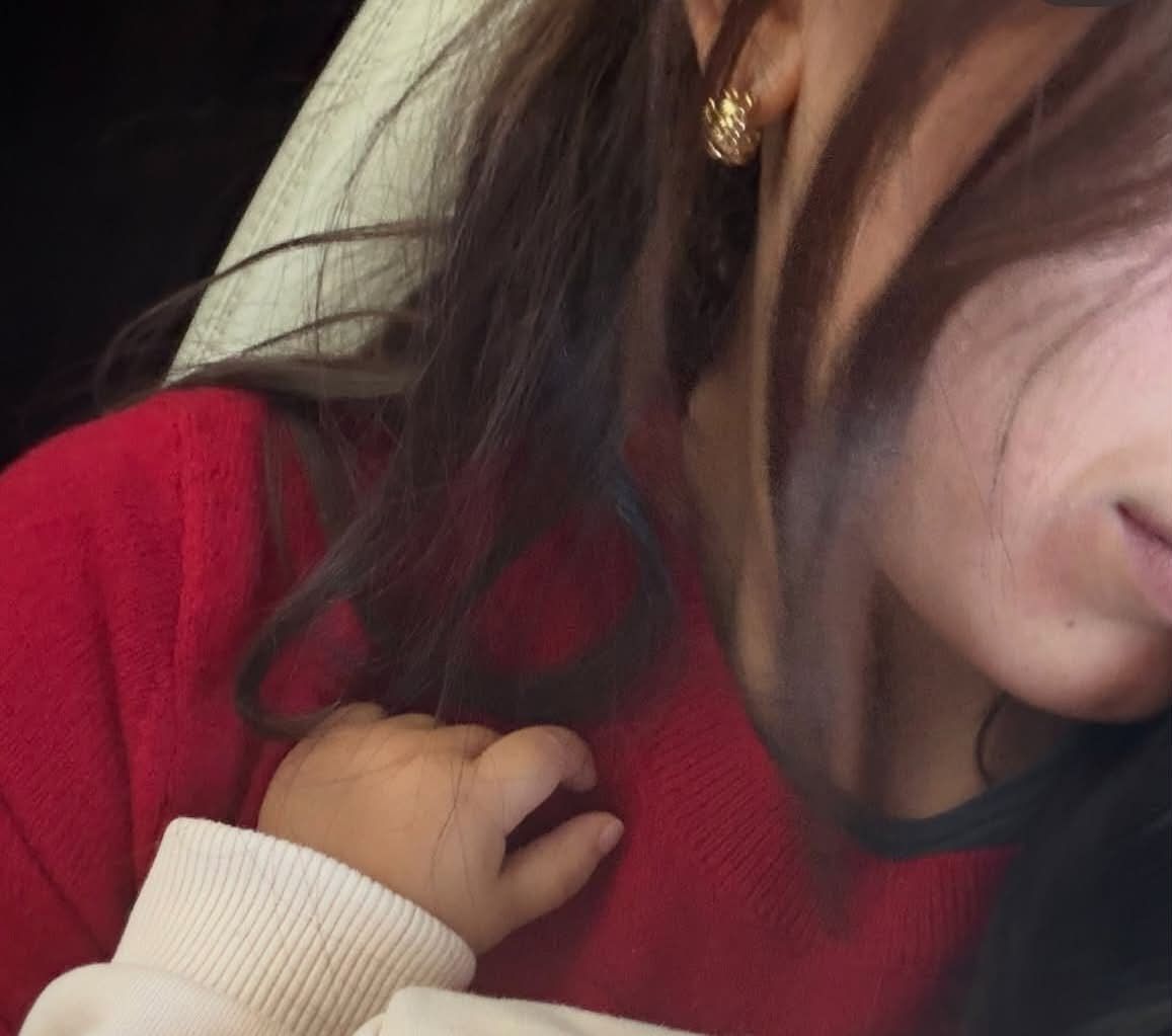 Millie Bobbie Brown kisfiának csak a picurka keze látható.