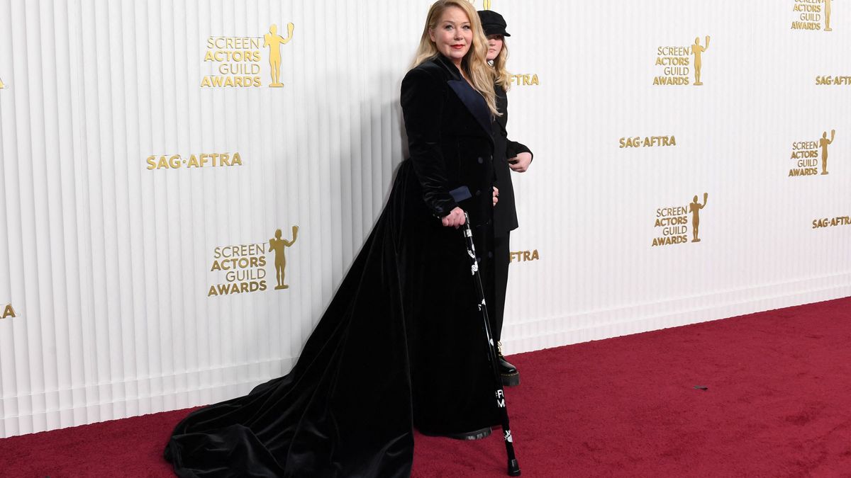 US actress Christina Applegate (L) arrives for the 29th Screen Actors Guild Awards at the Fairmont Century Plaza in Century City, California, on February 26, 2023. (Photo by VALERIE MACON / AFP)