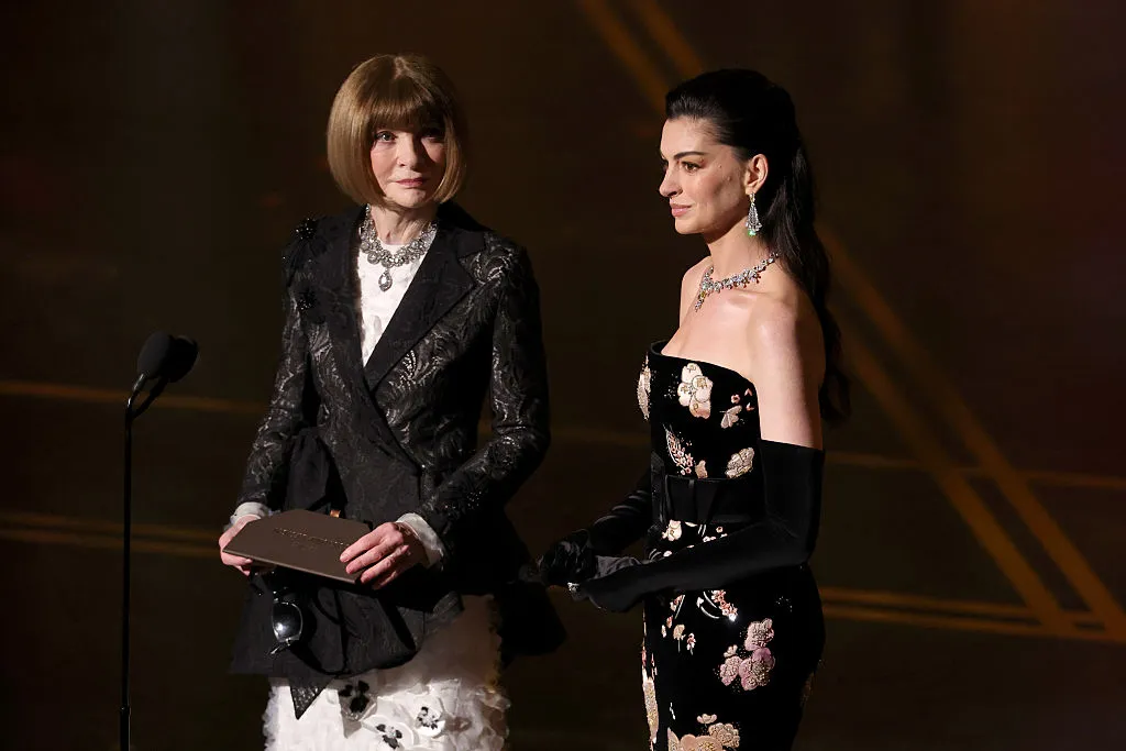 Anna Wintour és Anne Hathaway a 2026-os Oscar-gála keretében álltak színpadra.