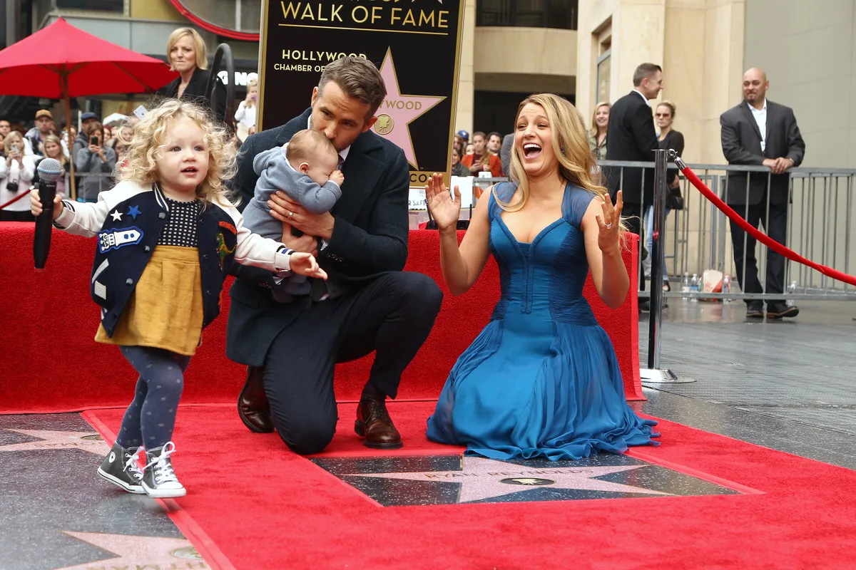Blake Lively, a férje, Ryan Raynolds és első két lányuk 2016-ban. James 2014-ben, Inez 2016-ban született. A család azóta gyarapodott, Betty Reynolds 2019-ben látta meg a napvilágot, negyedik gyermekükről pedig, aki 2023-ban született, egyelőre nem tudni semmit.