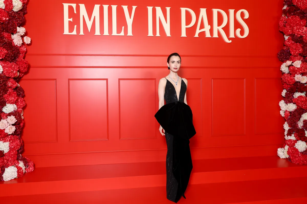 Lily Collins az Emily Párizsban premierjén