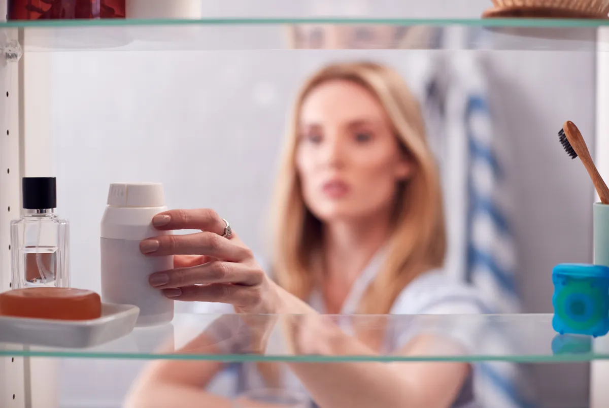 fürdőszoba, View,Through,Bathroom,Cabinet,Of,Young,Woman,Taking,Medication,From