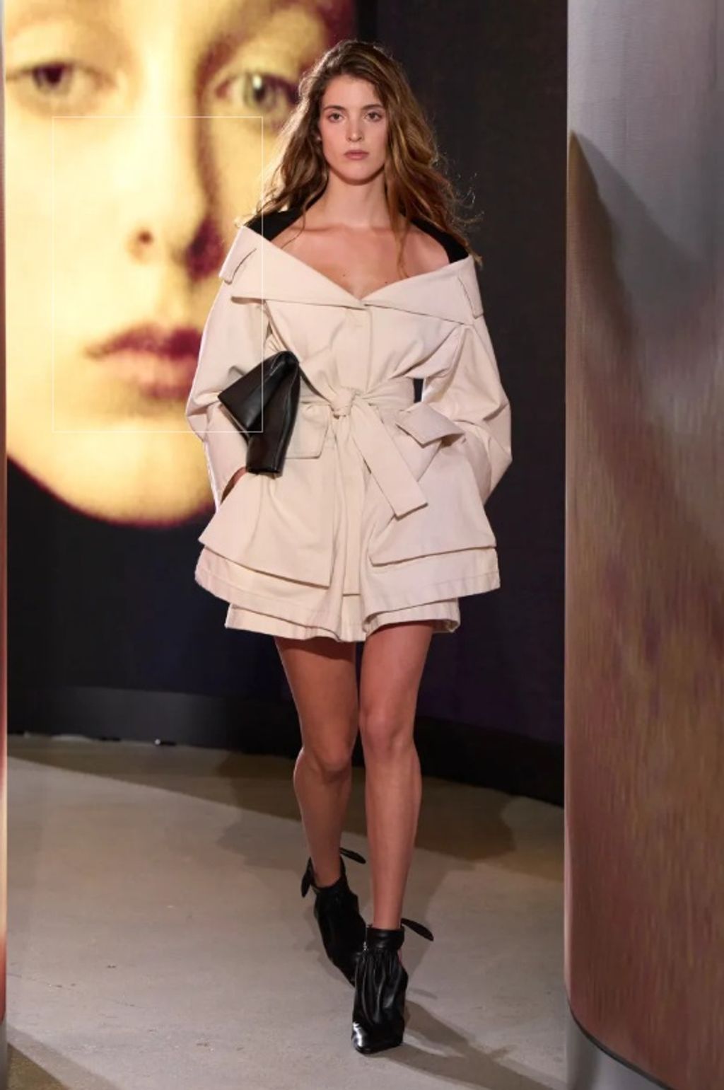 Lily Brant, Stephanie Seymour szupermodell lánya az Alaïa kifutáján a párizsi divathéten