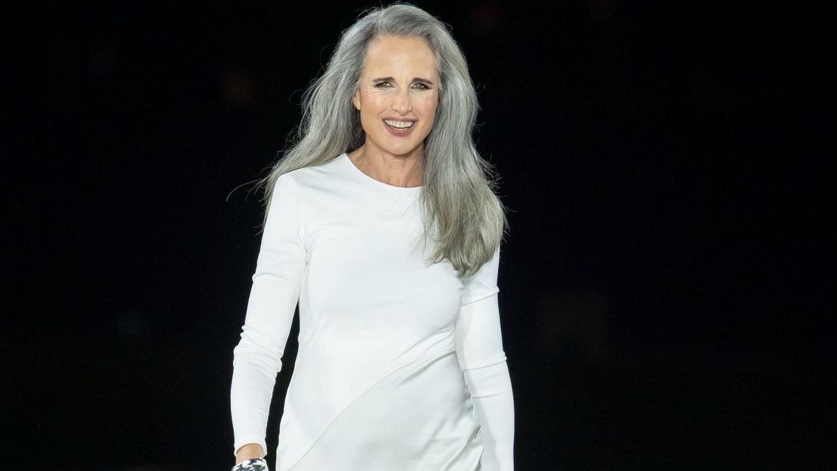 Andie MacDowell a párizsi divathét kifutóján is megmutatta: az ősz haj igenis menő.