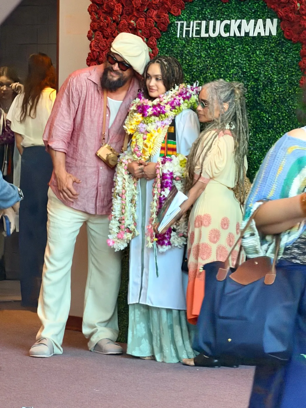 Lola Momoa a szüleivel ünnepelte a ballagását