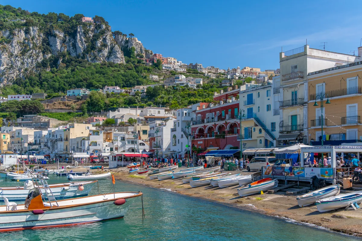Capri szigetére hajóval lehet átmenni Nápolyból.