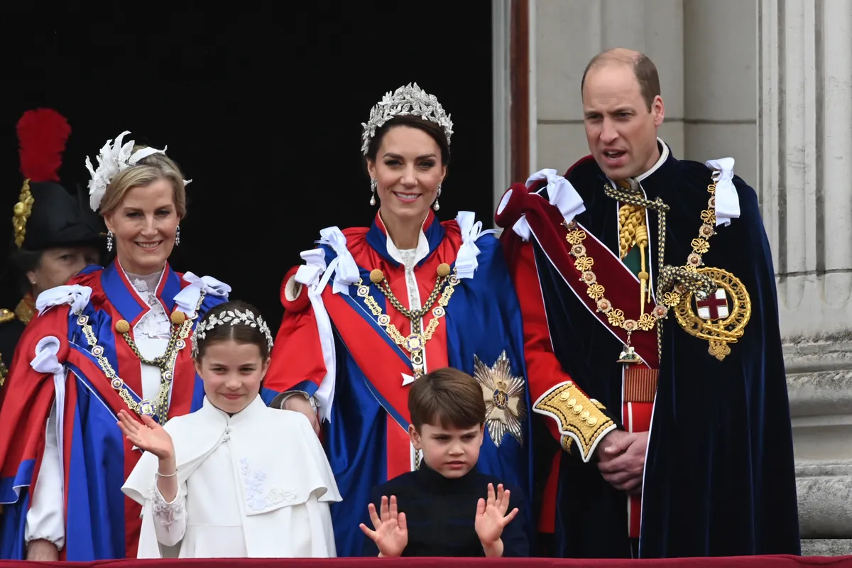 III. Károly koronázási szertartásán Sarolta hercegnő kristálylevél fejdíszt viselt – a tiara egyértelmű alternatívájaként. Katalin egy ehhez illő tiarát válsztott az ünnepségre.