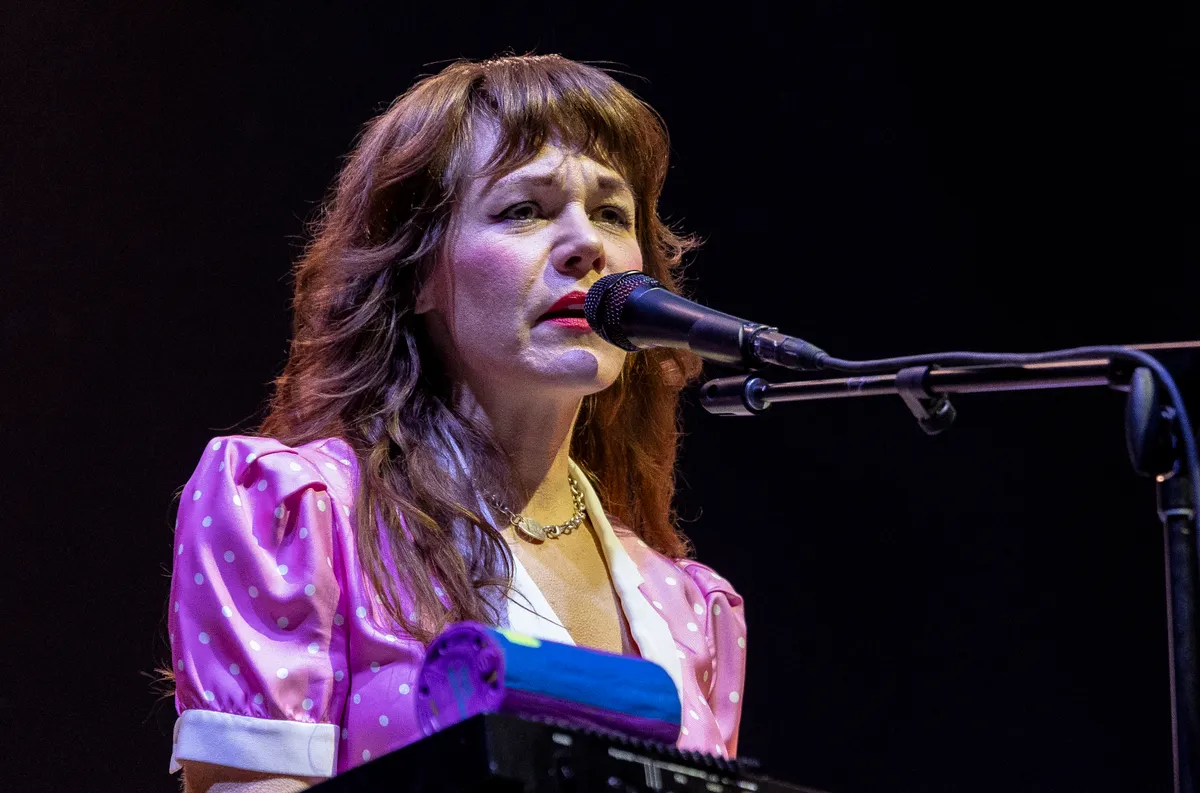 Jenny Lewis úgy ünnepelte 50. születésnapját, hogy összeházasodott a kutyájával