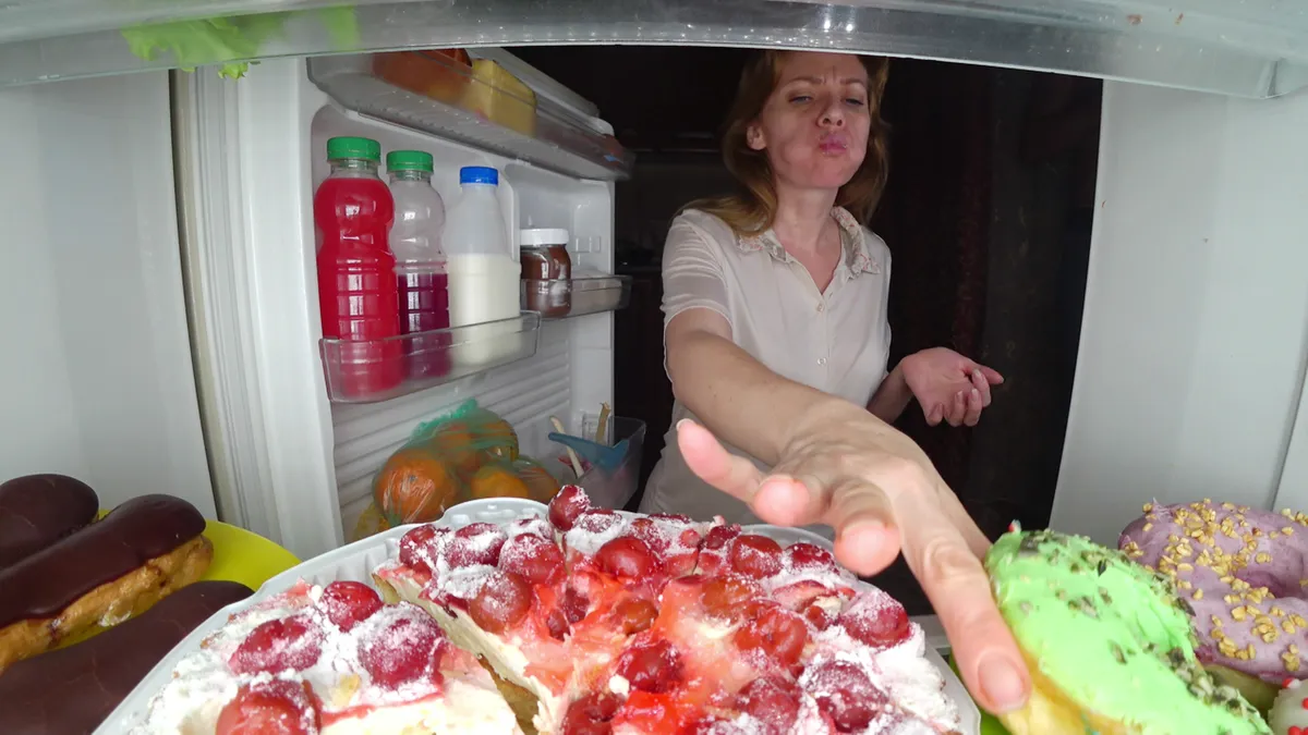 Fiatal nő falásroham közben