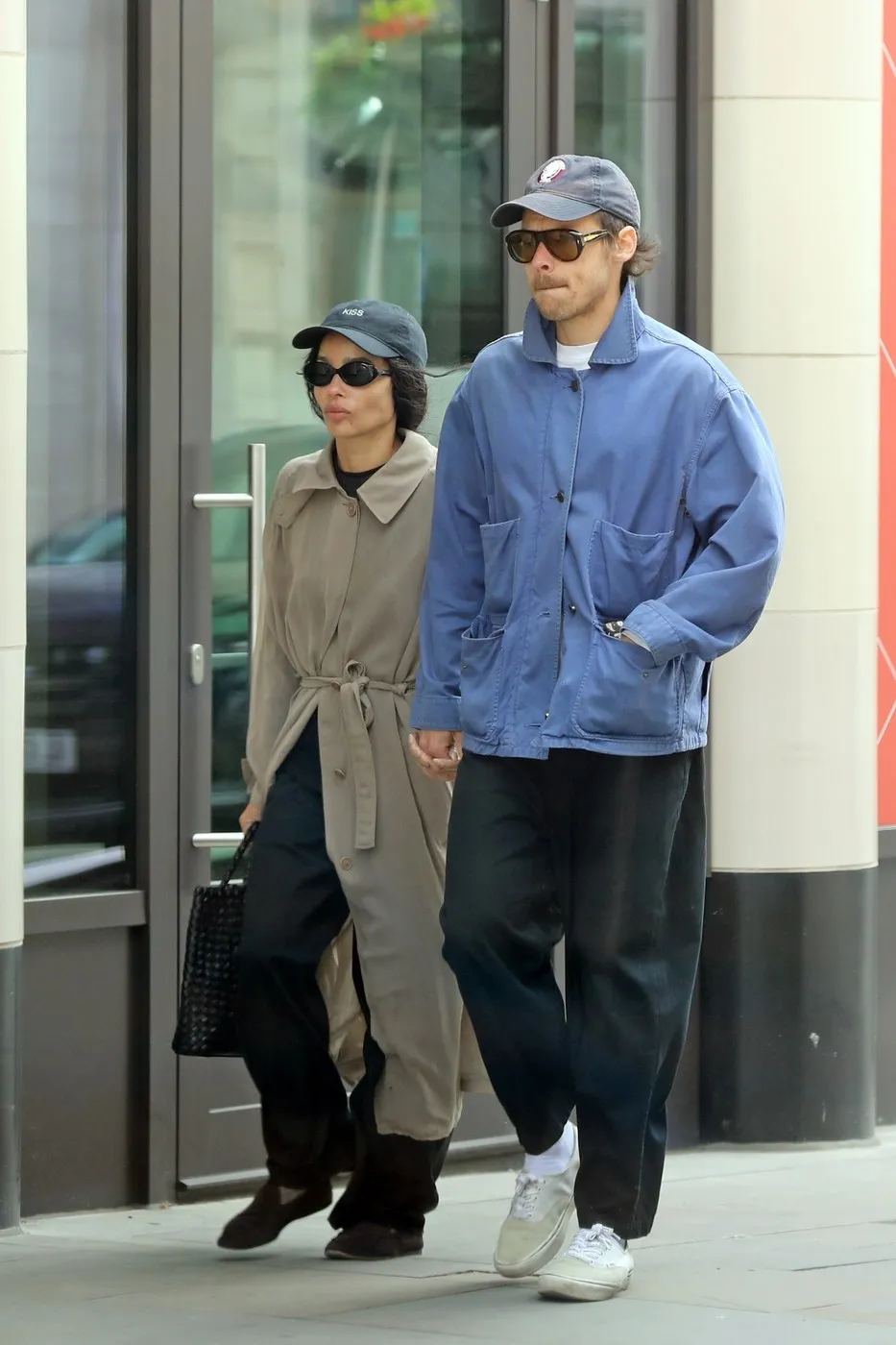 A képen Harry Styles és Zoë Kravitz kézenfoga sérálgatnak az utcán laza utcai öltözetben, magukat sapkával és napszemüveggel álcázva
