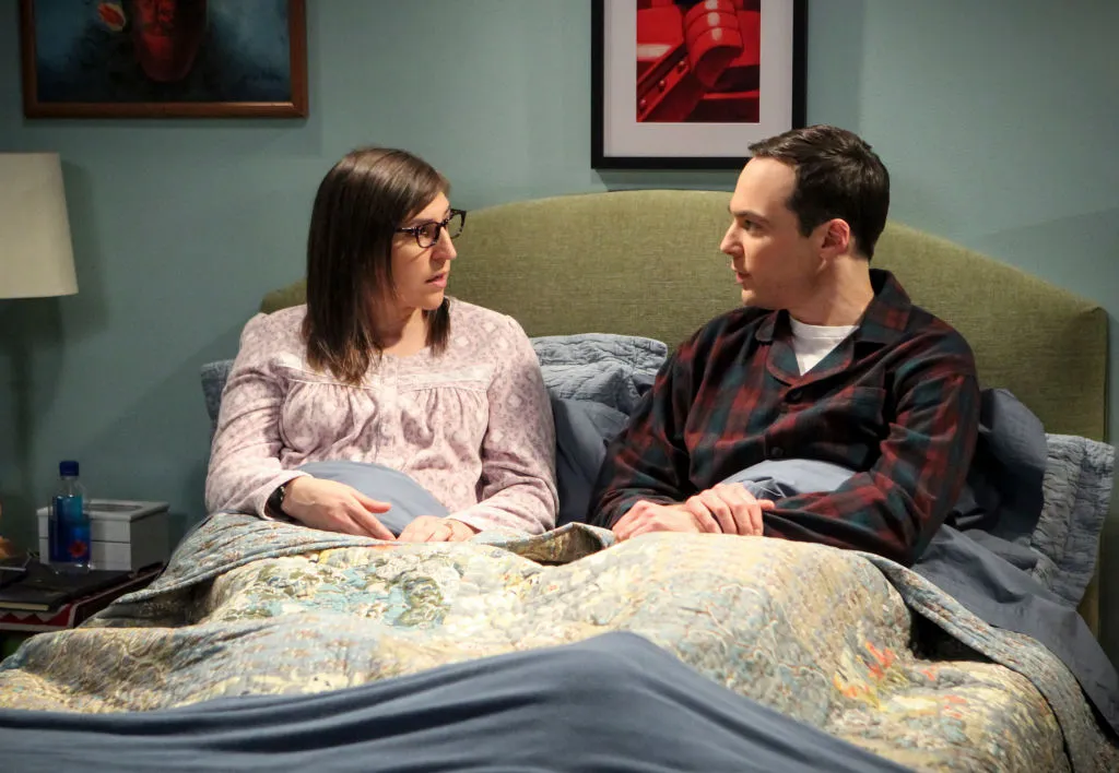 Amy és Sheldon egy ágyban az Agymenők egyik jelenetében.