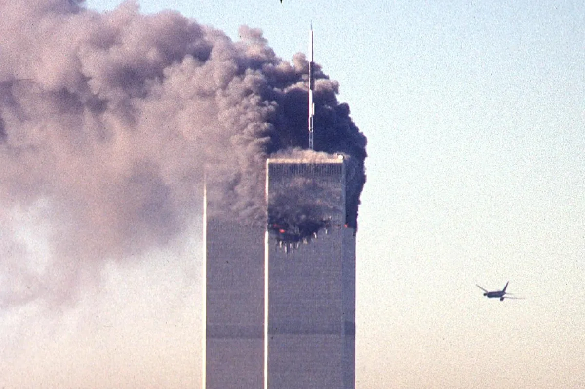 2001. szeptember 11-ei terrortámadások: egy eltérített utasszállító repülőgép közeledik a World Trade Centerhez
