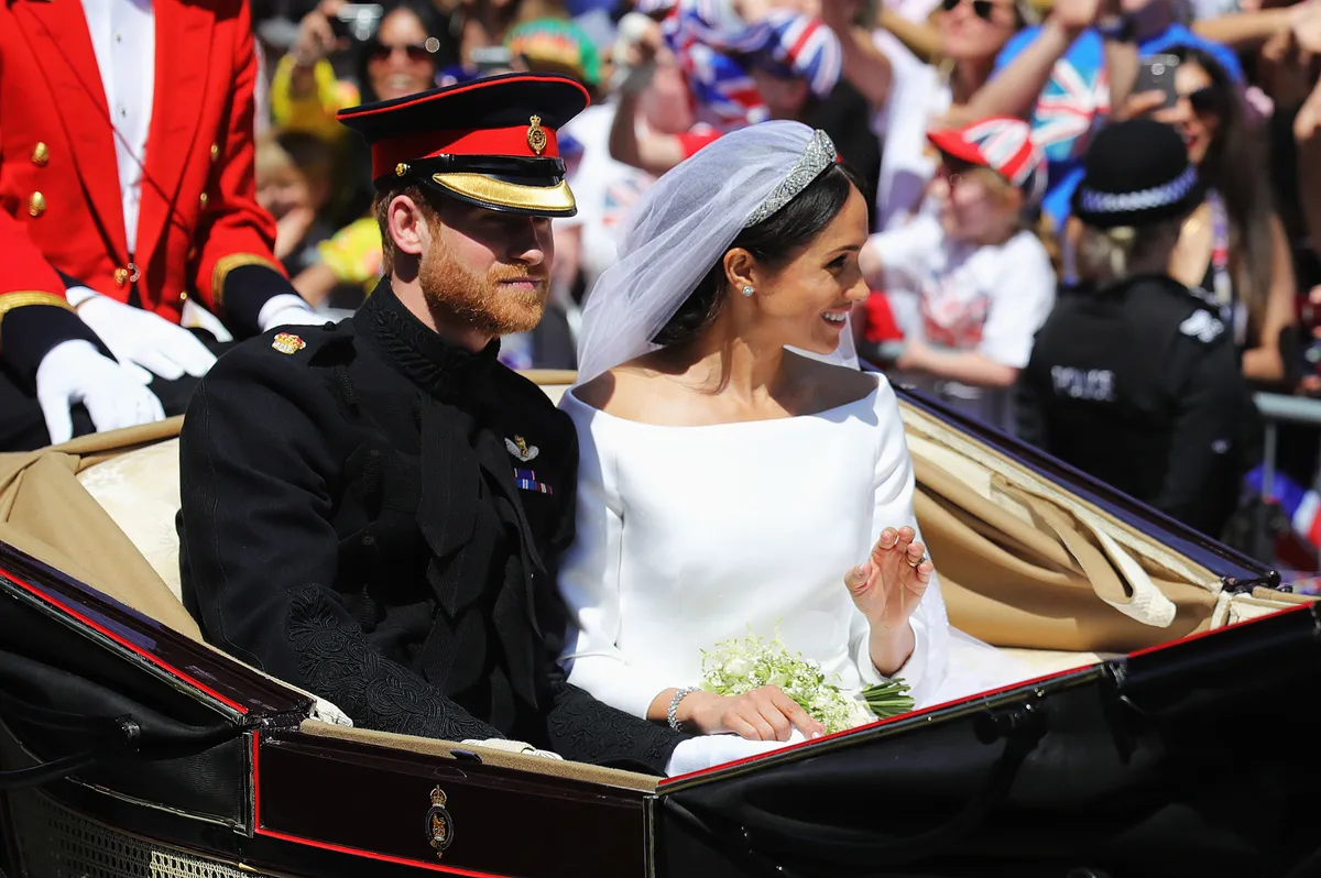 Harry herceg esküvője 2018. május 19-én, Windsorban. Meghan Markle és Sarah Ferguson is házasság révén kerültek be a brit királyi családba, és későbbi életpályájukban is sok párhuzam fedezhető fel.