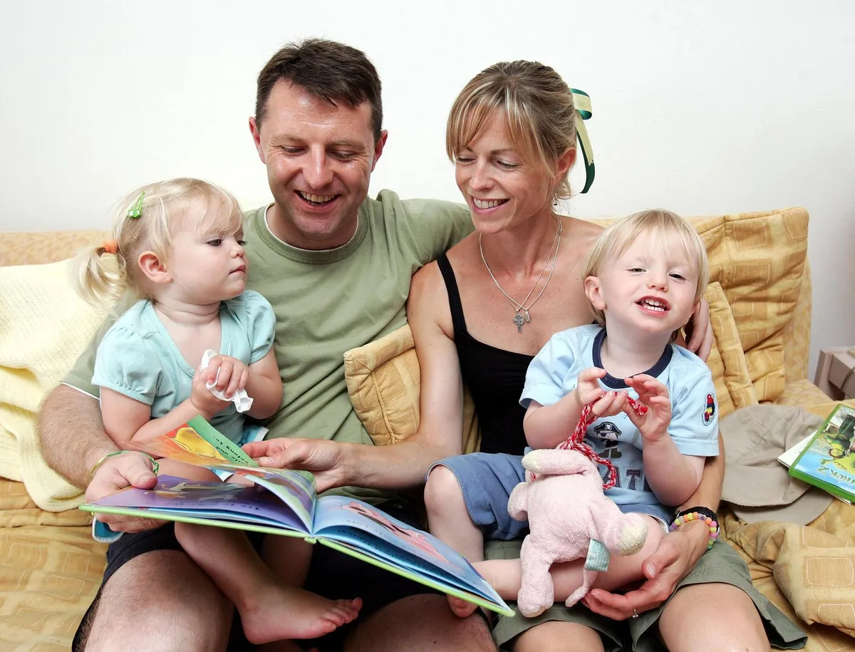 Gerry McCann és Kate McCann gyermekeivel. . Gerry és Kate McCann, az eltűnt Madeleine McCann szülei a portugáliai Praia da Luzban lévő lakásukban a másik két gyermekükkel, Sean-nal és Amelie-vel.19/05/2007.,Image: 220843052, License: Rights-managed, Restrictions: NOT TO BE USED FOR 28 DAYS IN THE UK FROM: 19/05/2007., Model Release: no, Pictured: Gerry McCann and Kate McCann with children