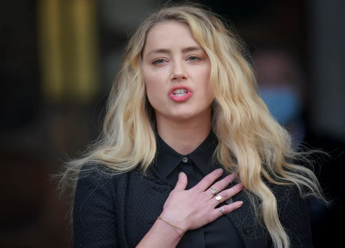 Amber Heard az egyik bírósági tárgyalás után.