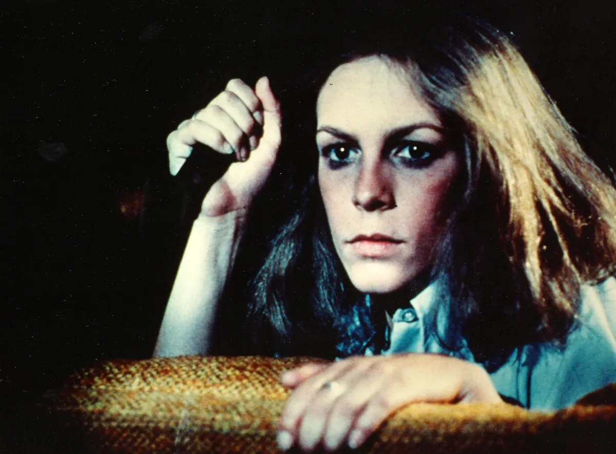 Az ultimate final girl, Jamie Lee Curtis késsel a kezében.