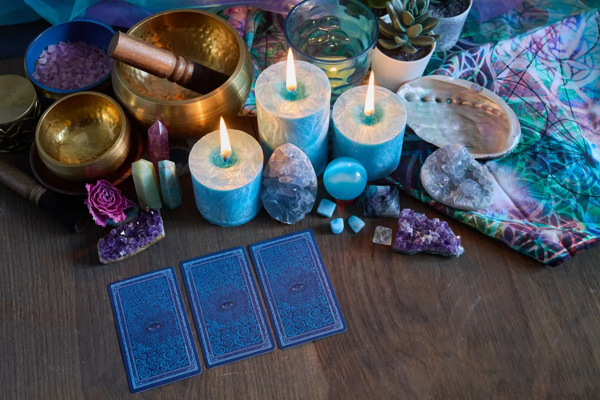 A tarot jóslás megmutatja, hol vár rád szerelem, pénzügyi áttörés vagy felszabadító lezárás az új év beköszönte előtt.