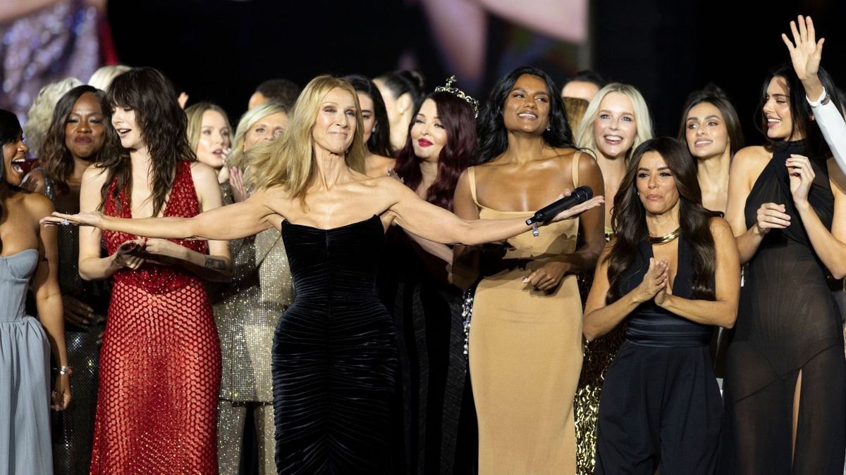 Céline Dion a párizsi divathéten is színpadra állt. 