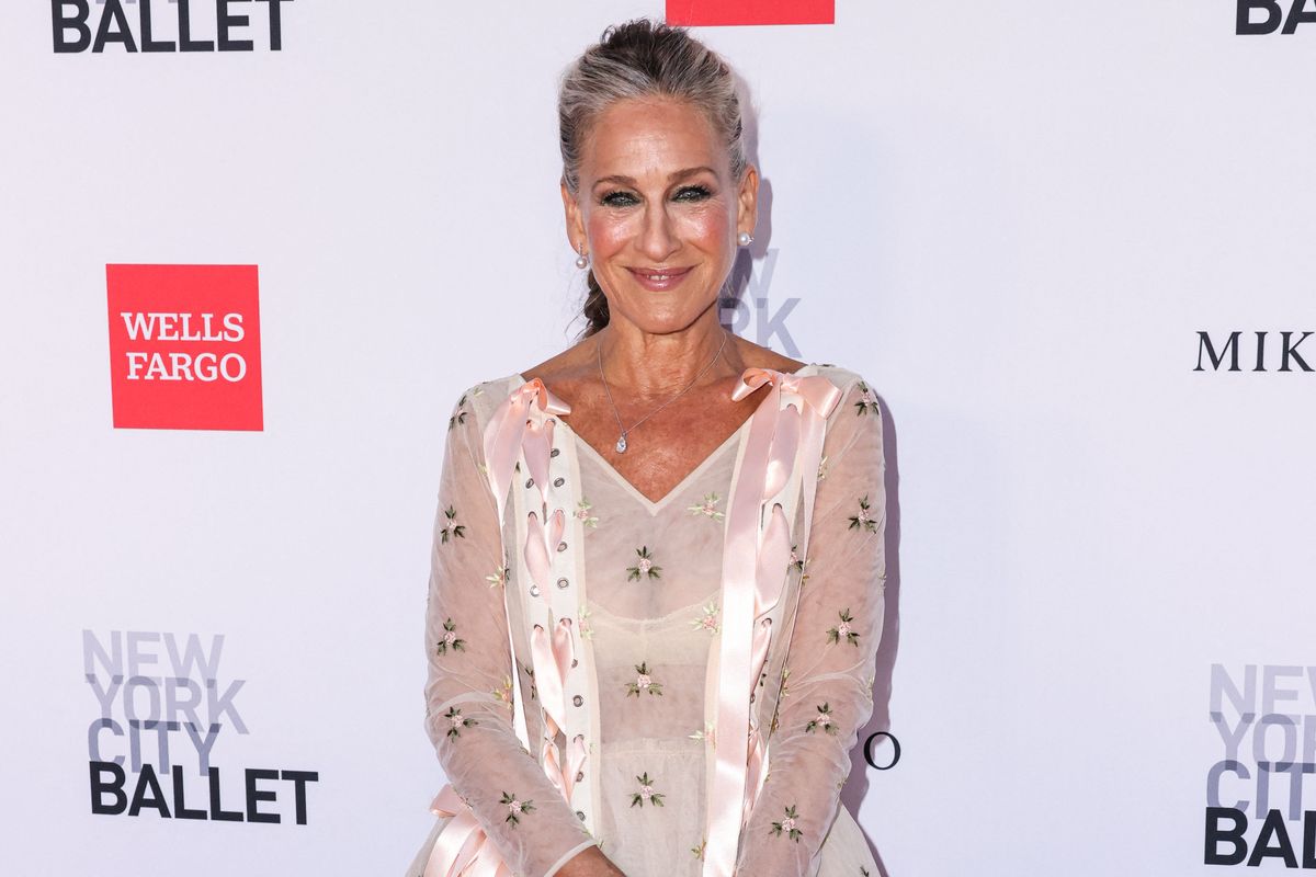 Sarah Jessica Parker őszülő frizurájáról mind példát vehetünk: ő sem takargatja a lenövést.
