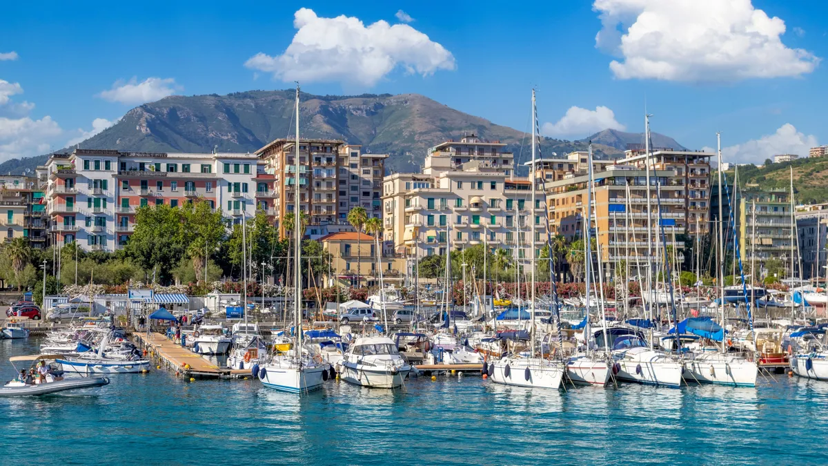 Salerno óriási kikötőjéből indulva szinte karnyújtásnyira van az Amalfi-part. 