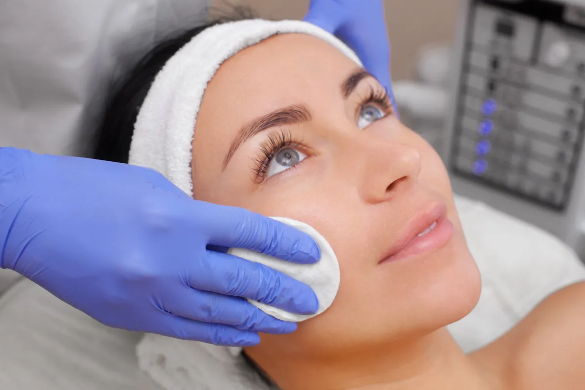 The,Cosmetologist,Cleanses,With,A,Tonic,The,Face,Skin,Of