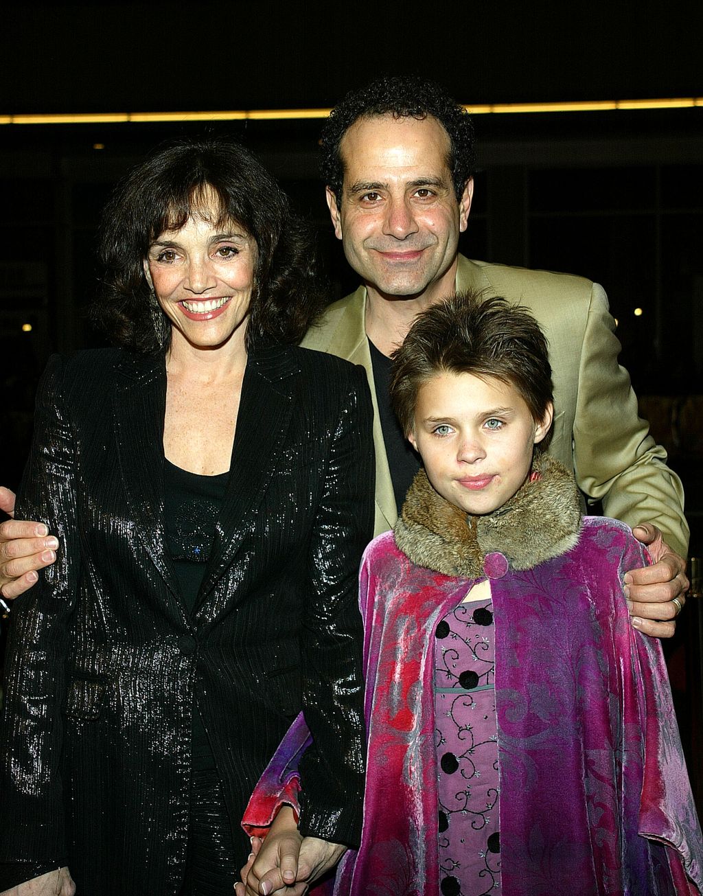 Tony Shalhoub színész és családja a Sarokba szorítva című 2004-es film premierjén.